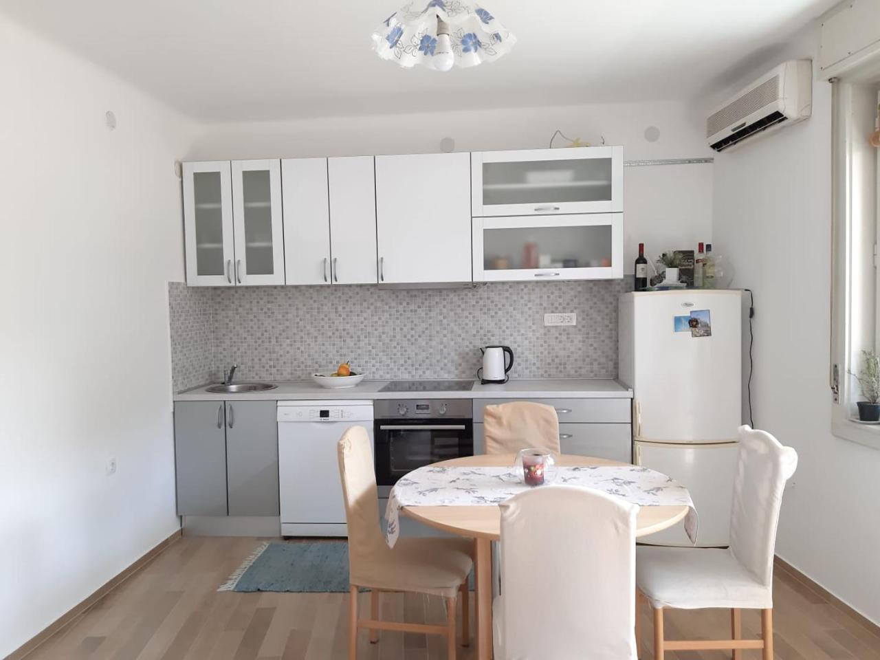 Nina, Apartment In City Centre Split Buitenkant foto